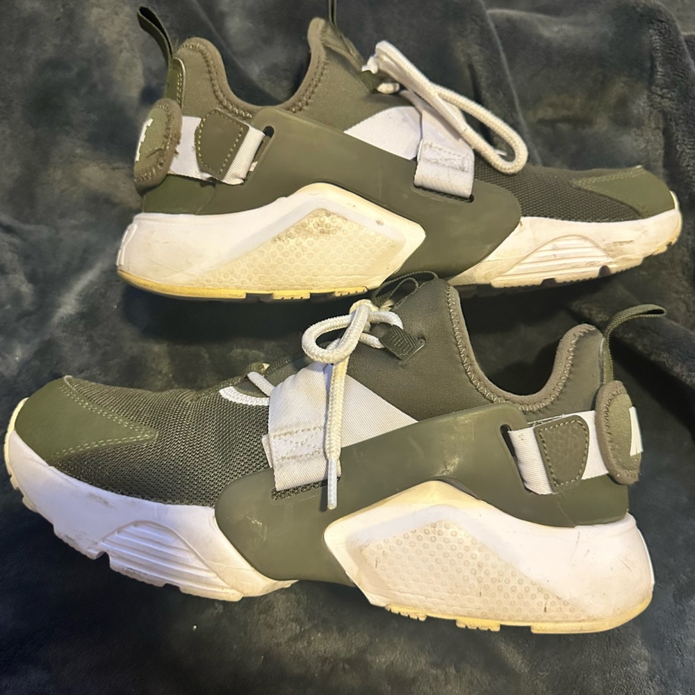 Nike Air Huarache Utility • Women’s 9.5 • Olive / White • Streetwear Sneakers